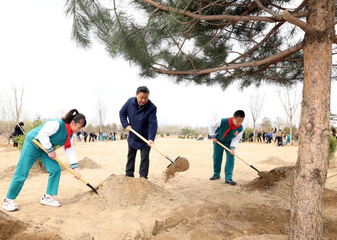 习近平参加首都义务植树活动.jpg